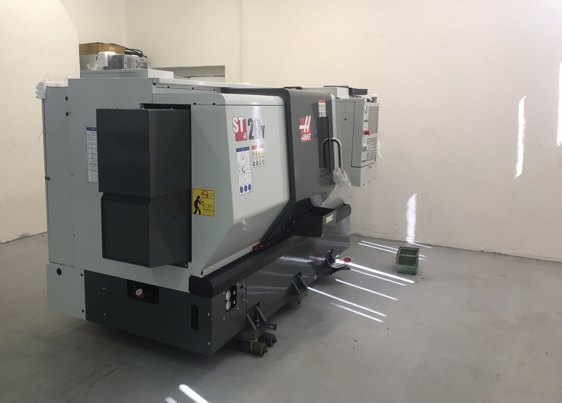 Eine neue Drehmaschine HAAS ST-20Y